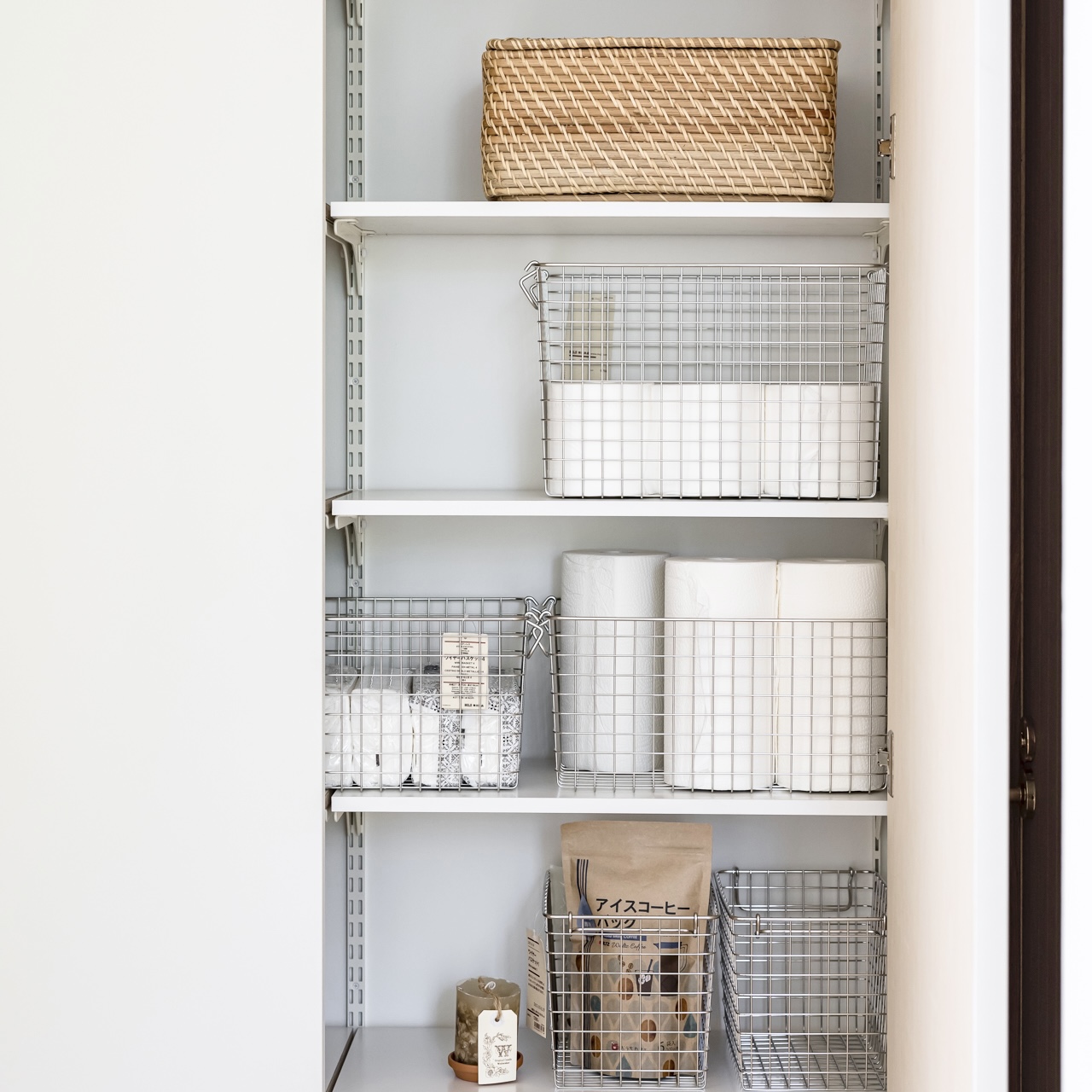 キッチンがすっきり片づく。パントリー事例 ― 暮らしを整える、収納のかたち